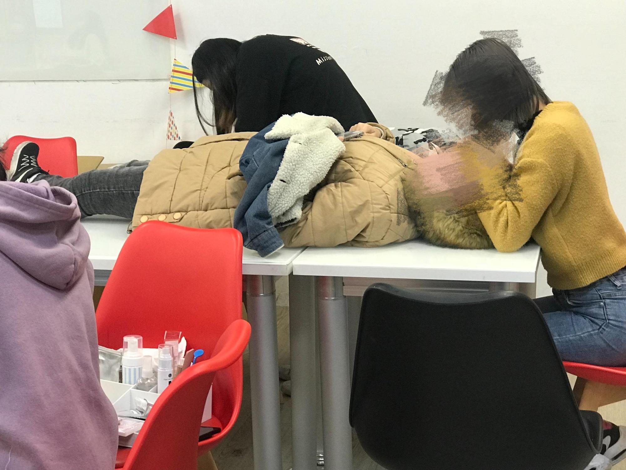 學生躺在桌上上美睫課，痛批學校無專業設備。（讀者提供） 