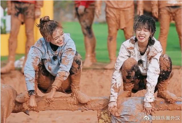 Angelababy在《奔跑吧》節目與宋雨琦玩遊戲，疑似後者出手太重，激怒Angelababy。（翻攝自微博）
