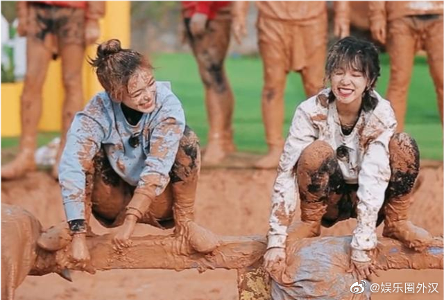 Angelababy在《奔跑吧》節目與宋雨琦玩遊戲，疑似後者出手太重，激怒Angelababy。（翻攝自微博）