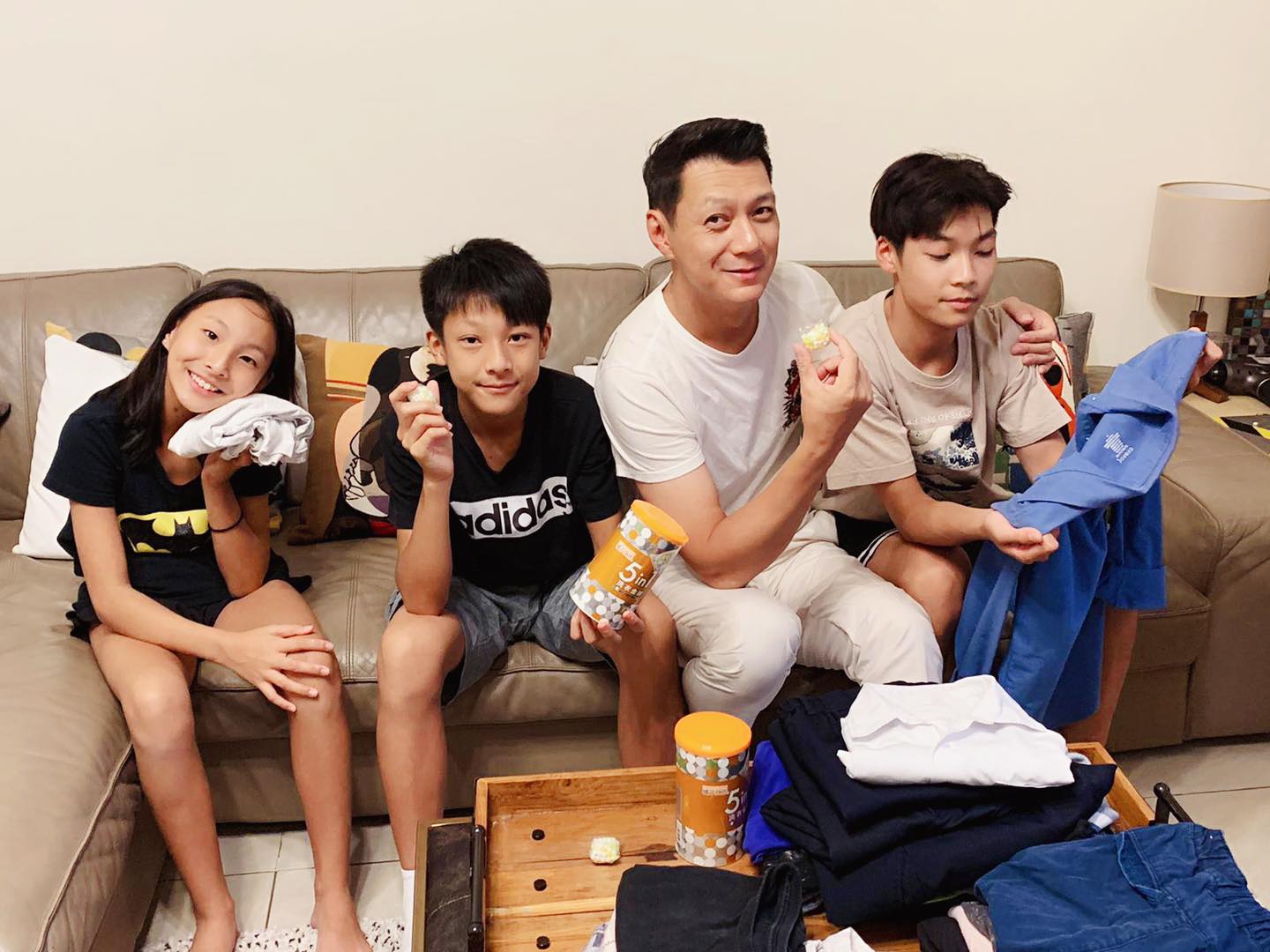 聶雲傳授理財知識給2個兒子，父子3人每天都會討論財經議題。（翻攝自聶雲臉書）