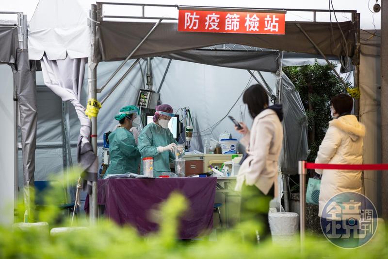 醫師發文指出醫院和檢疫所都沒有空房，快篩陽性但症狀輕微者只能返家休養。（本刊資料照）
