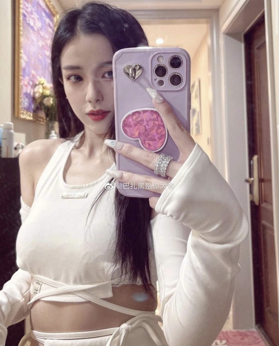 迅猛龍特蕾莎疑似忘記修圖，腰間肉溢出。（翻攝自美智子姐姐微博）
