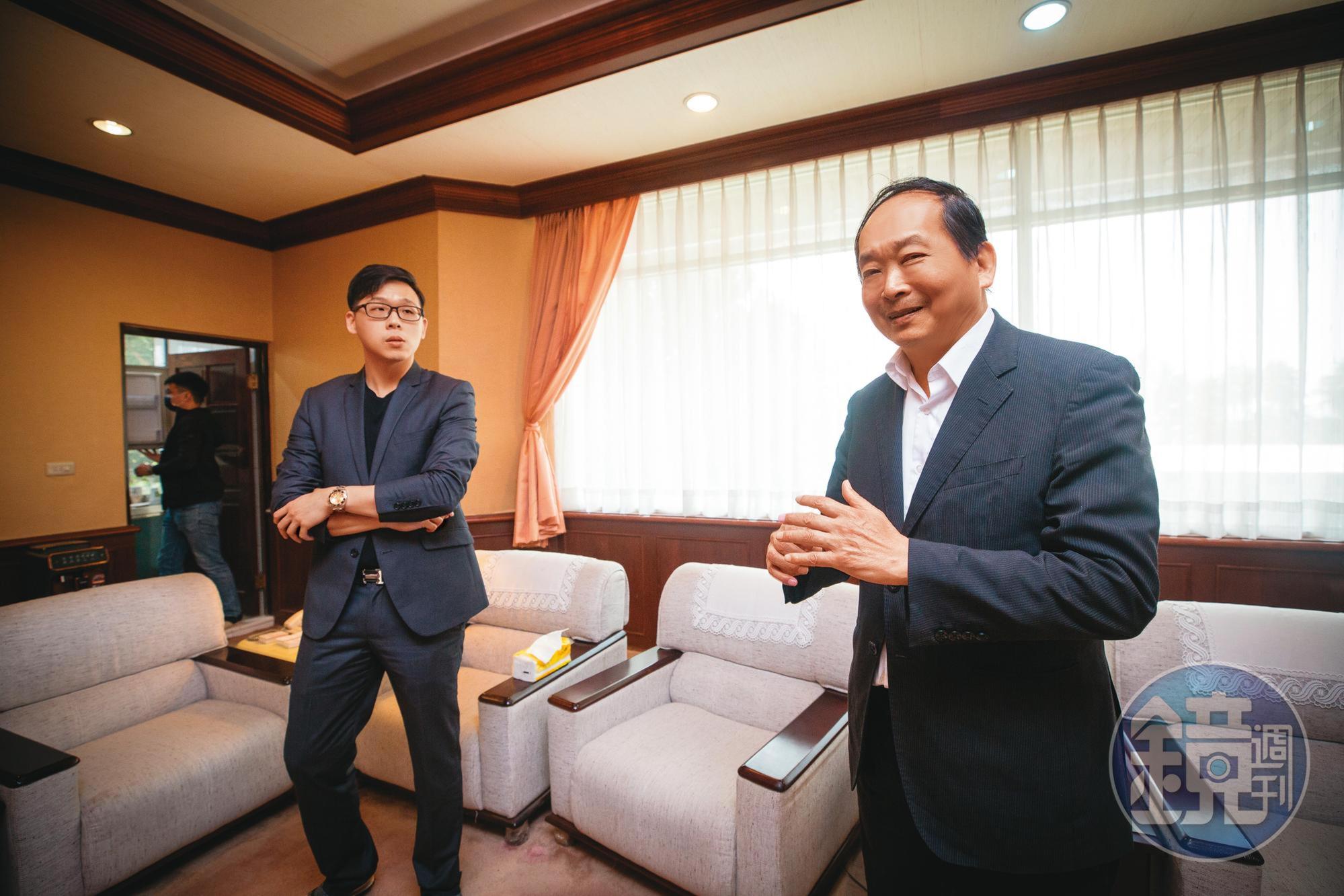 信功第三代楊旻叡（左）主導電商市場，希望曝光品牌，低調的父親楊博仁（右）則希望他踏實、再訓練。