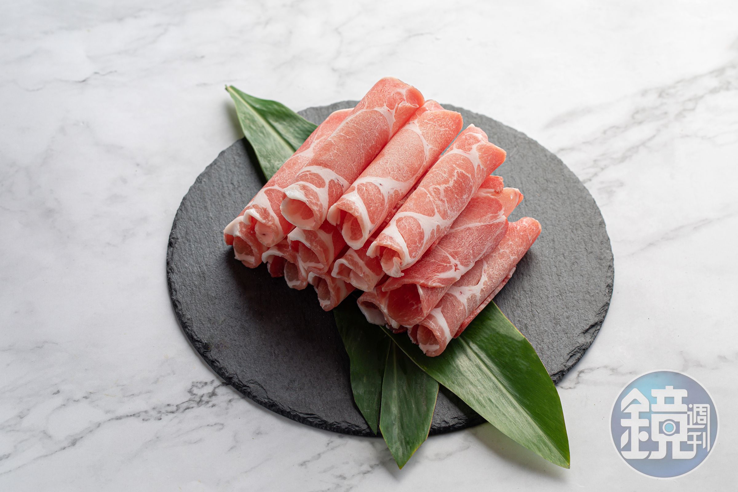 信功曾以冷藏豬肉帶領台灣豬肉出口邁向高峰，其實創立初期，也曾歷經借錢做生意。（梅花火鍋肉片，160元／300克，信功提供）