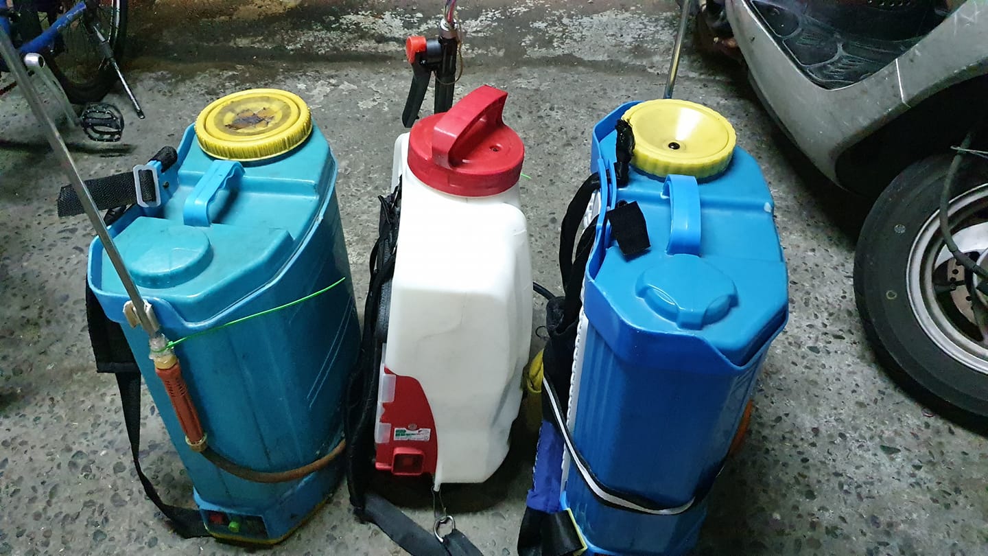 一名噴藥人員發文表示，擔心被路人檢舉只能躲在巷子內吃飯。（翻攝自爆怨2公社）