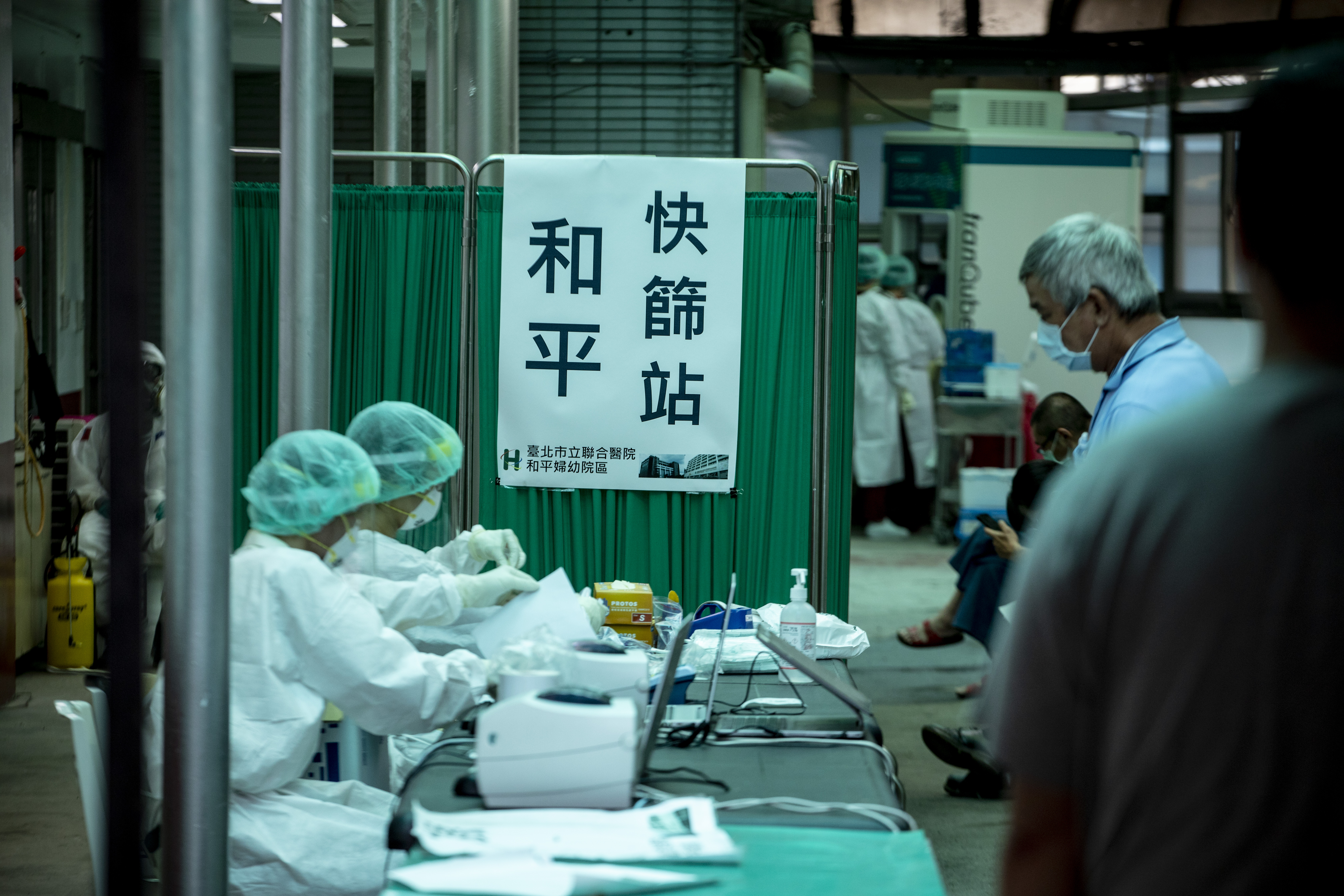 網友在臉書社團「爆怨2公社」分享第一線醫護所承受的壓力有多巨大。（示意圖，資料照）