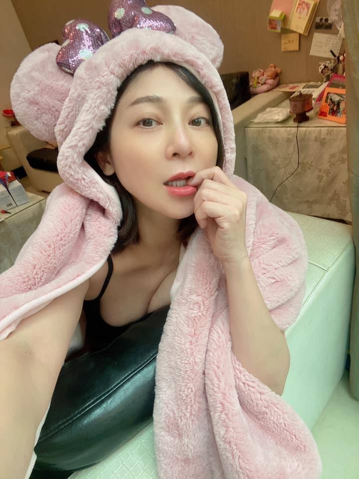 彩樺姐在家防疫仍是美美的，身上只穿著一件黑色小背心，一線深溝讓人看了好害羞。（遮眼）（翻攝自王彩樺臉書）