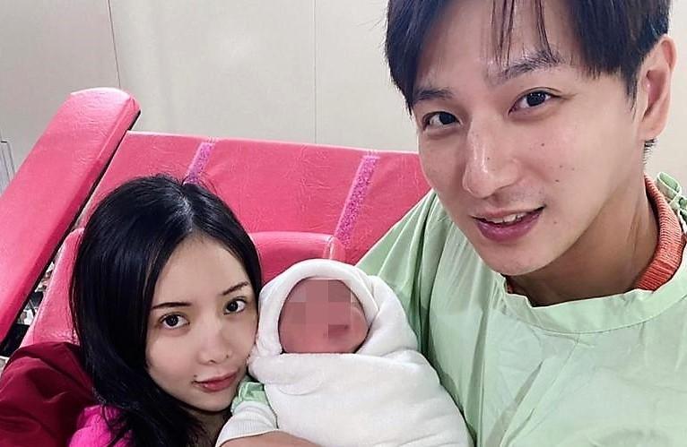小煜去年7月宣布閃婚,一開始否認奉子成婚,但半年後兒子Mujo順利報到。(翻攝自楊奇煜臉書)