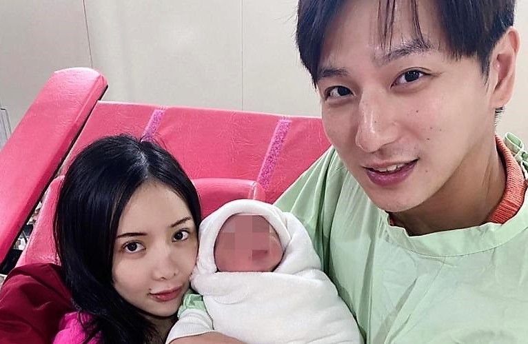 小煜去年7月宣布閃婚,一開始否認奉子成婚,但半年後兒子Mujo順利報到。(翻攝自楊奇煜臉書)
