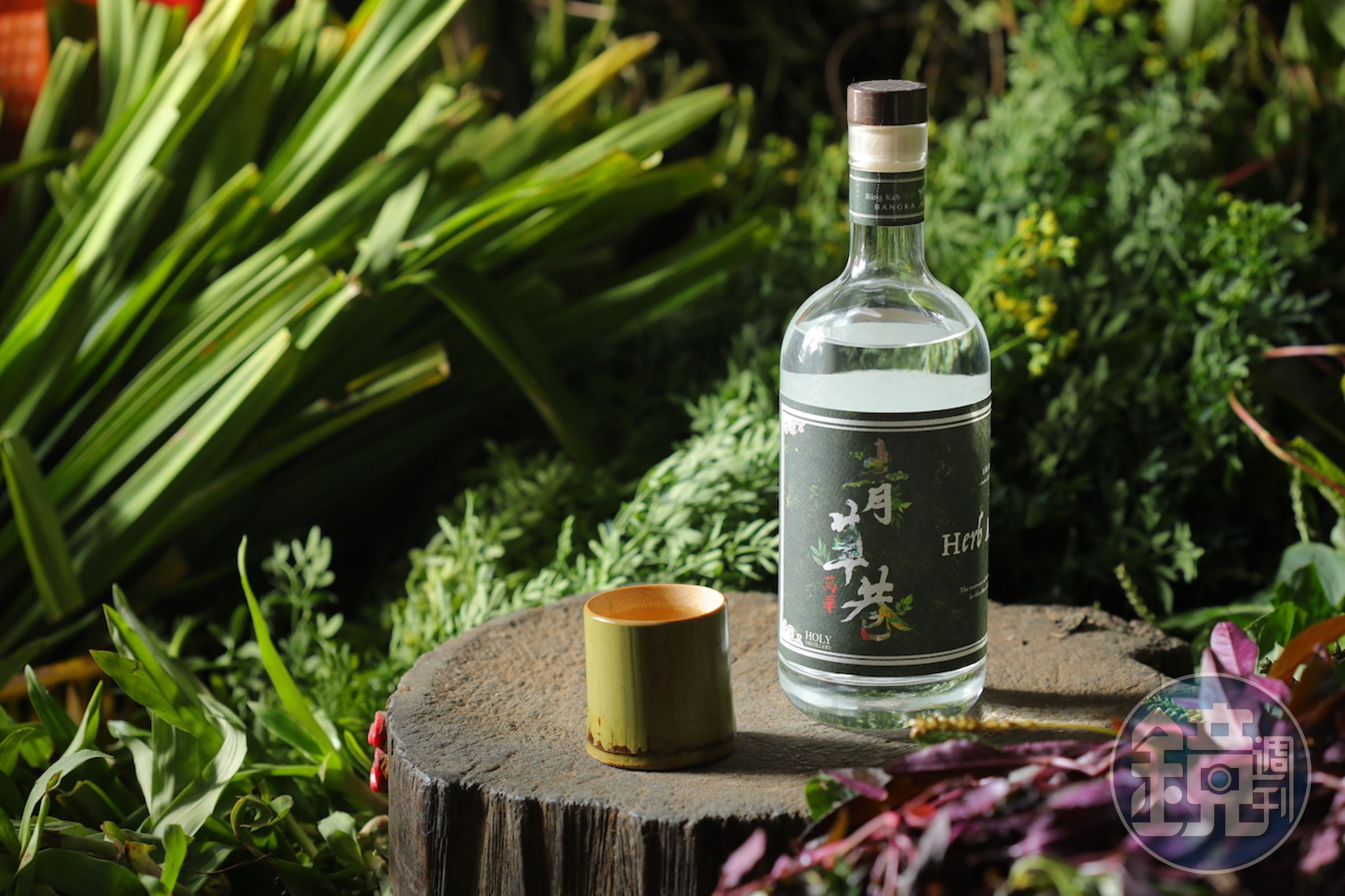 帶著日曬青草香氣的「萬華青草巷琴酒」，有濃縮藥草味，尾韻回甘。（2,200元／瓶）