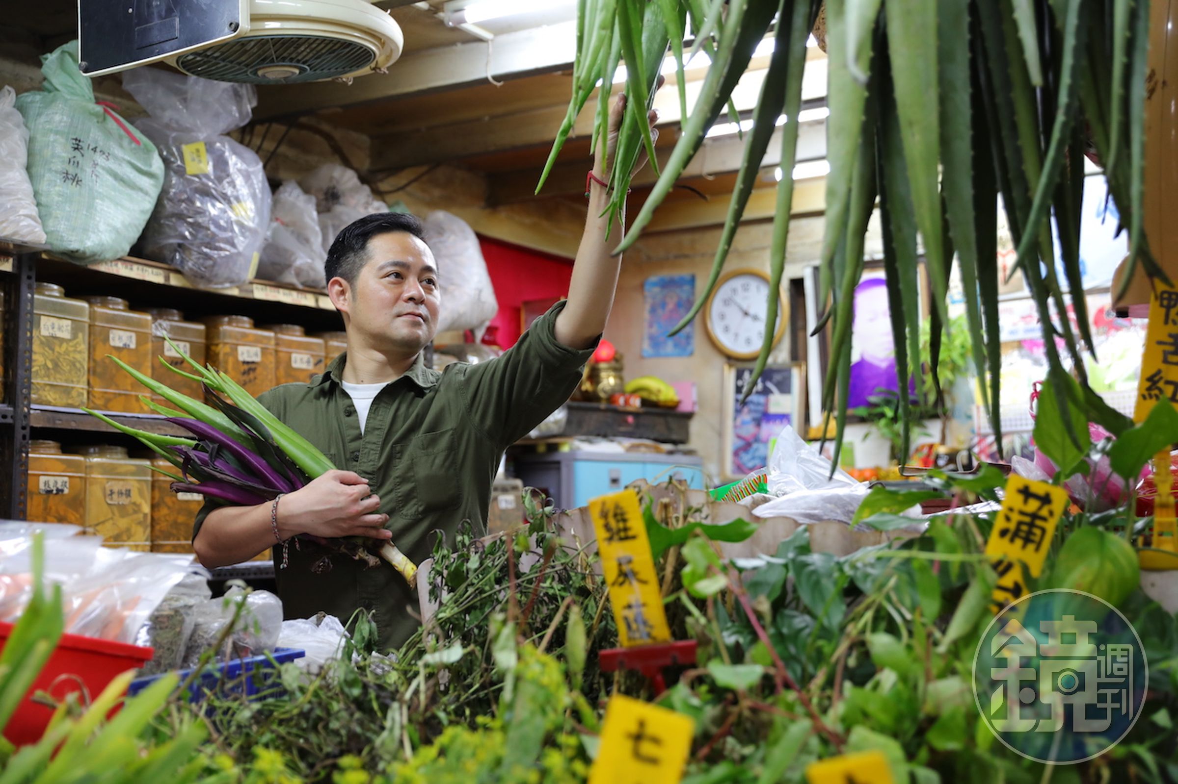 鄭哲宇（Soso）是氣味採集者，他梭巡萬華青草街，捕捉植物的氣味。