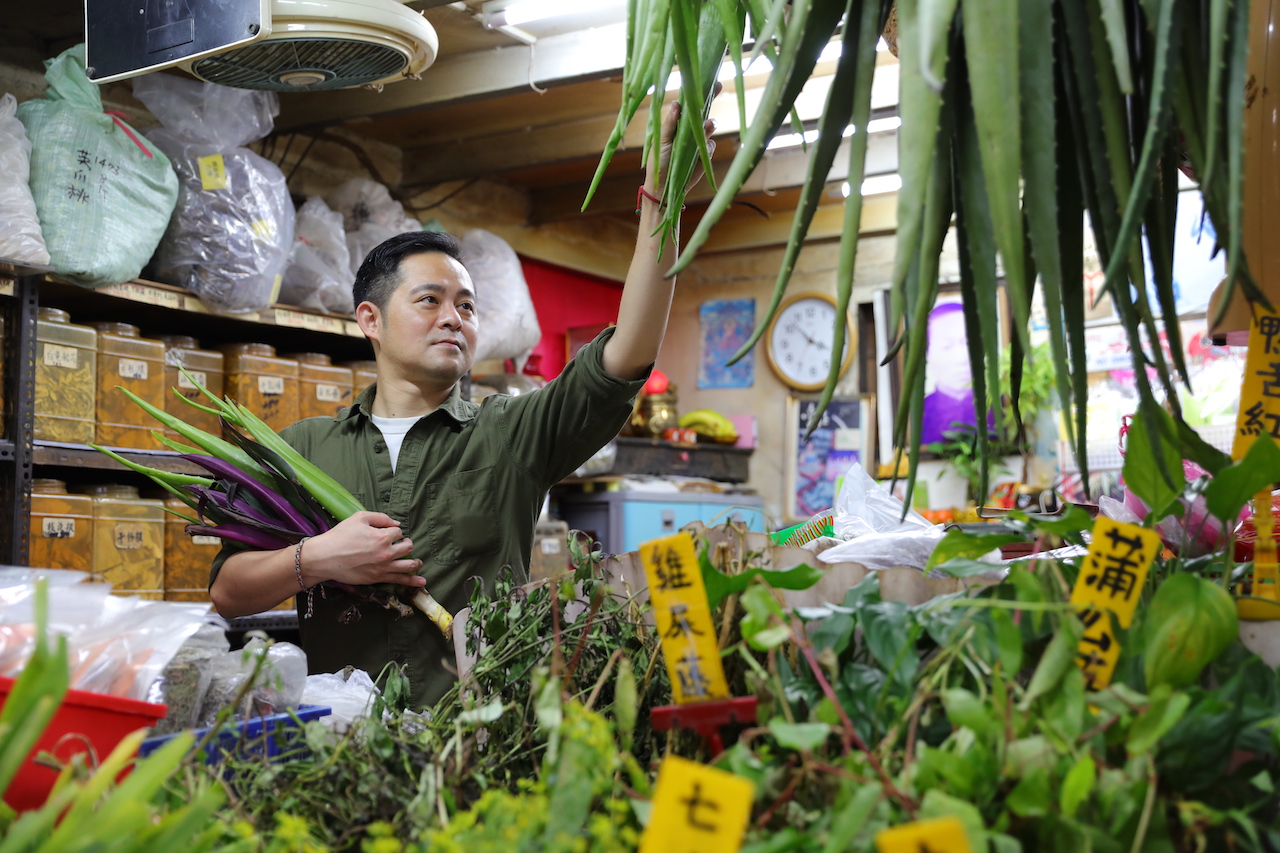 鄭哲宇（Soso）是氣味採集者，他梭巡萬華青草街，捕捉植物的氣味。