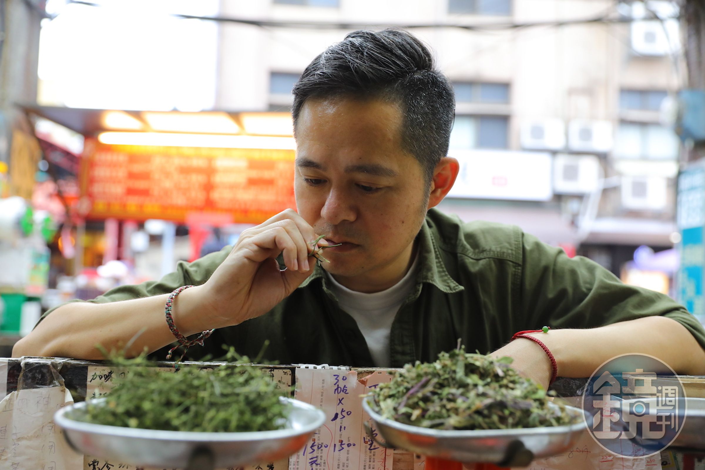 味辛又帶苦甘的半枝蓮、百症草等藥草，全是鄭哲宇（Soso）製作台灣味琴酒的靈感。