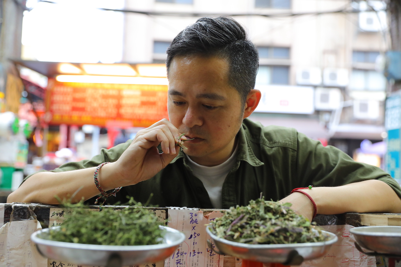 味辛又帶苦甘的半枝蓮、百症草等藥草，全是鄭哲宇（Soso）製作台灣味琴酒的靈感。