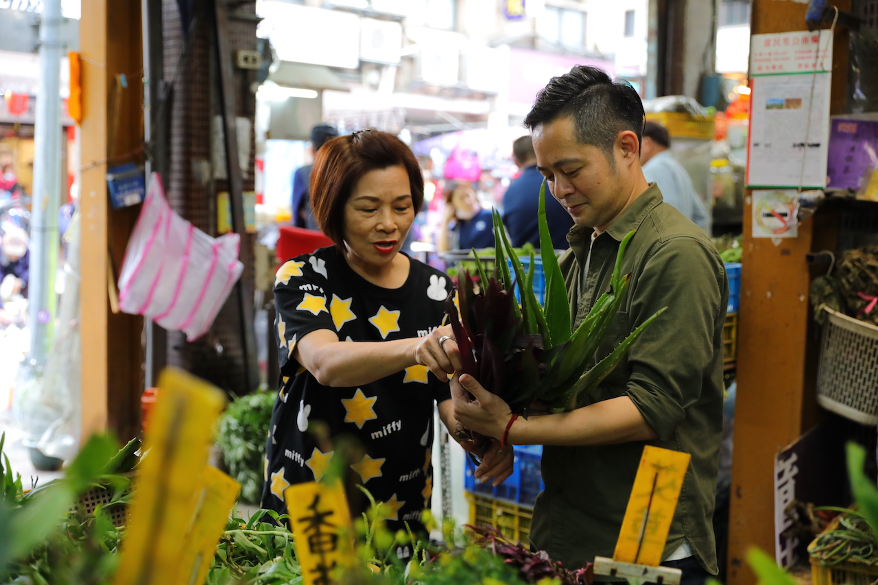 「四知青草藥膏店」老闆藍秀鑾，跟鄭哲宇（Soso）講解青草的傳統用法。