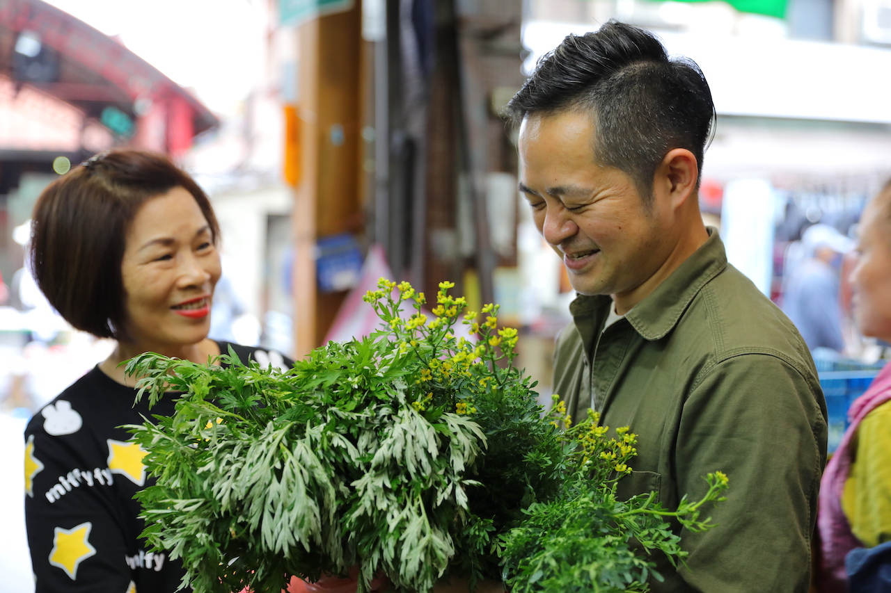 鄭哲宇（Soso）製作台灣琴酒，來向萬華青草巷老店向達人請益。
