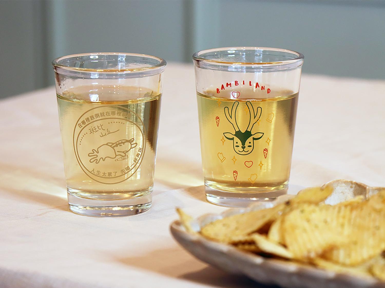 斑比山丘「人生太累了 啤酒杯」，復刻台式設計即刻俘獲芳心，自己喝也可以很Chill。（斑比山丘Bambi Land提供）