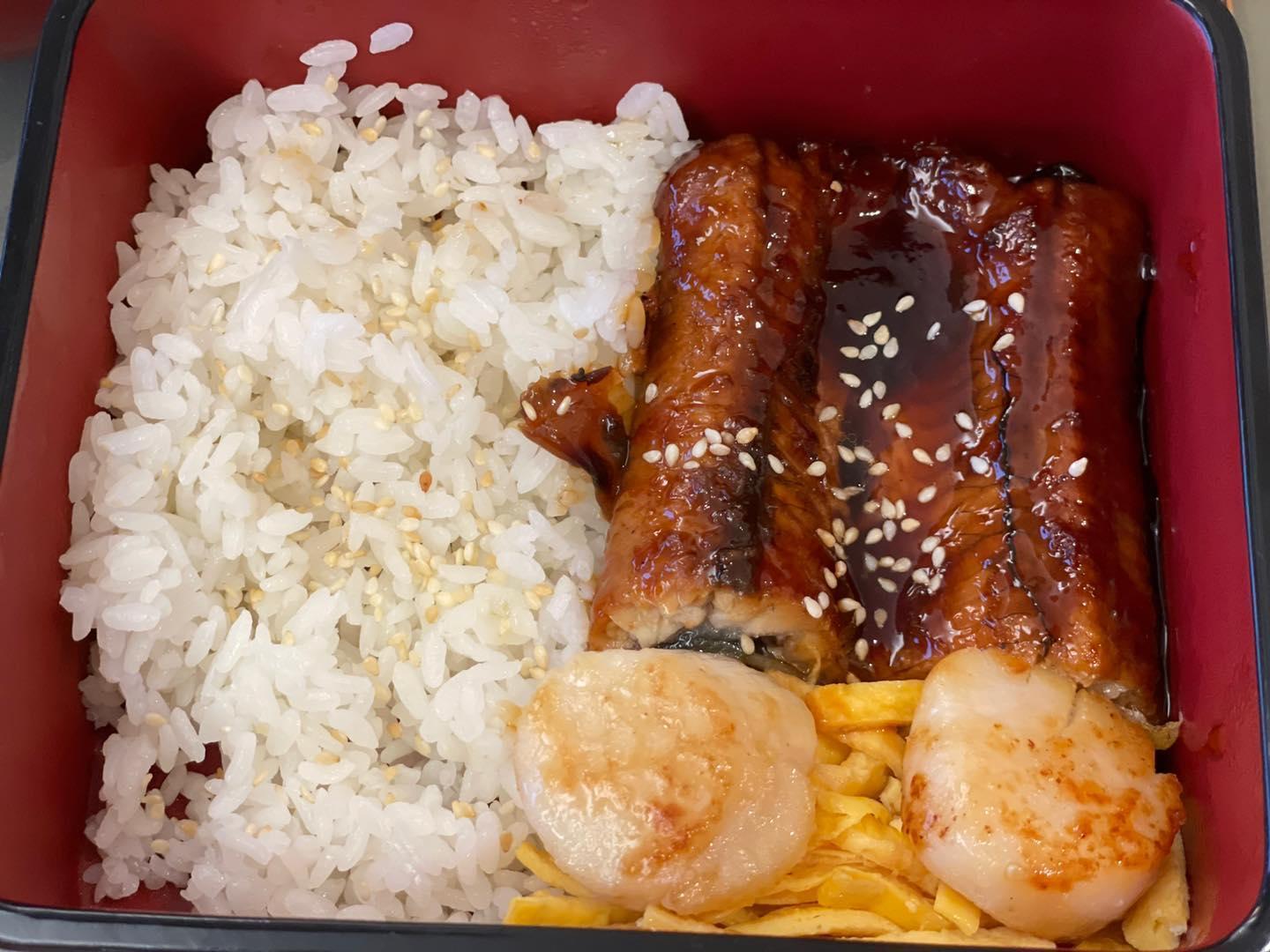 劉若英親自做豪華又精緻的鰻魚飯給6歲兒子吃，超強廚藝獲得不少網友好評。（翻攝自劉若英臉書）