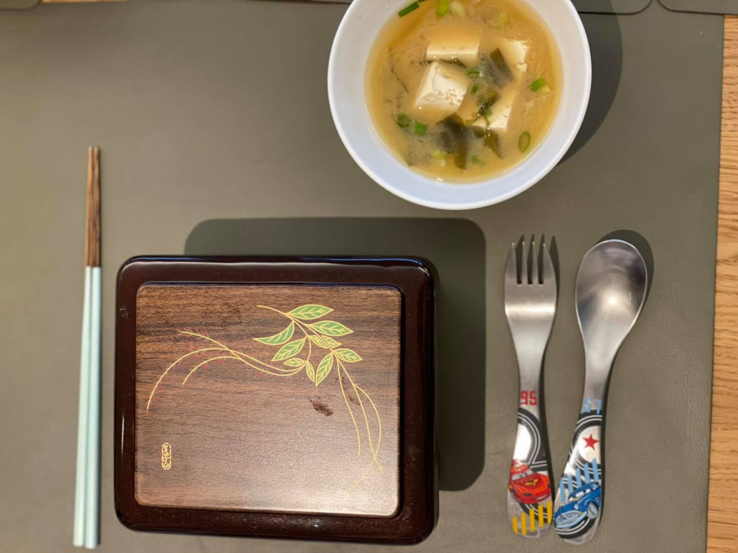 除了鰻魚飯、干貝和蛋絲,白飯也撒上芝麻,而且劉若英還用鰻魚飯常見的專用盒裝,搭配味噌豆腐湯,相當專業。(翻攝自劉若英臉書)