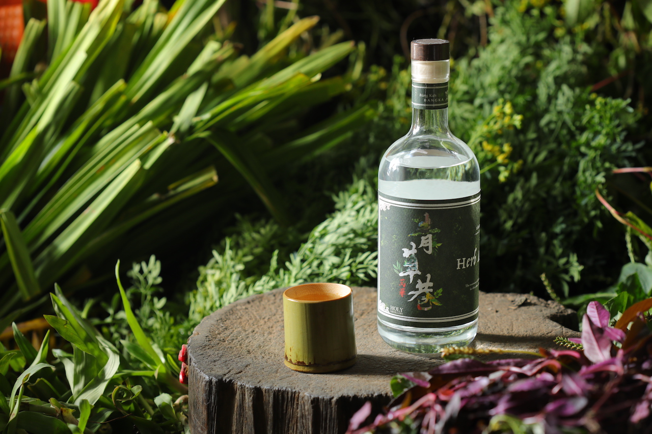 帶著日曬青草香氣的「萬華青草巷琴酒」，有濃縮藥草味，收尾回甘。（2,200元／瓶）