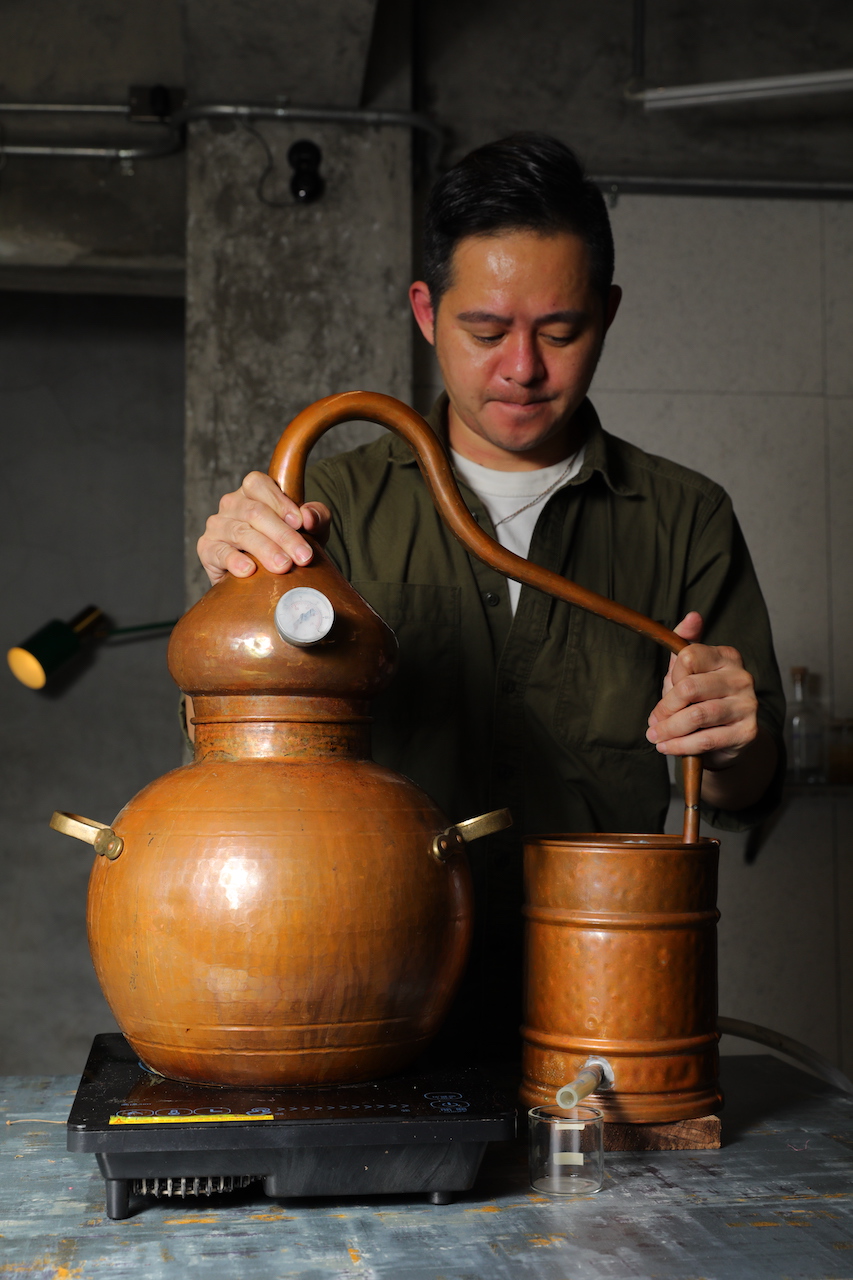 鄭哲宇（Soso）使用這座迷你的葡萄牙銅製壺型蒸餾器，來研發新款琴酒。