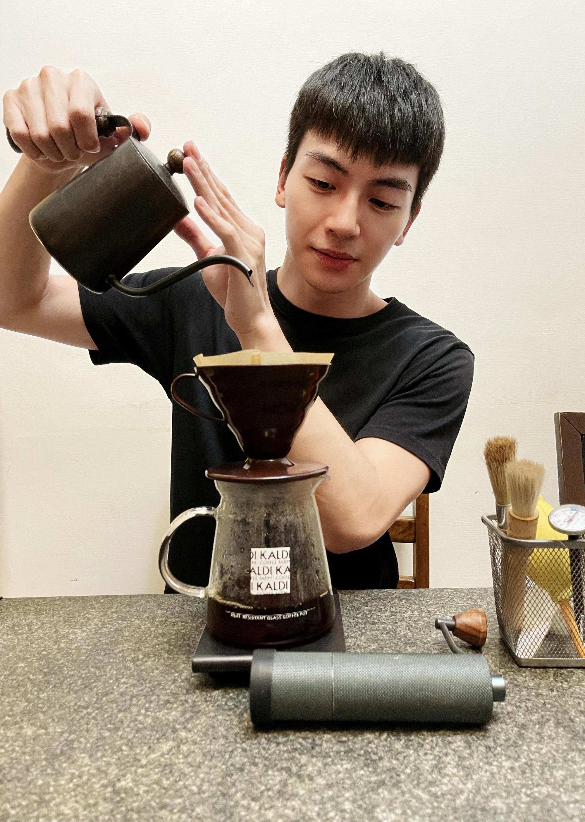 張洛偍在家防疫的日子，他也分享自己在家中的行程，「每天早上一定都會自己做早餐、手沖咖啡，還趁這段時間跟媽媽學做幾道菜」。（周子娛樂提供）