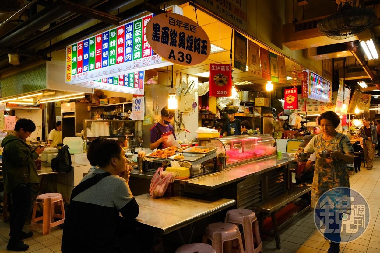 「黑面阿玉鯊魚煙」是市場最老的店,已經117年,如今傳承到第三代。