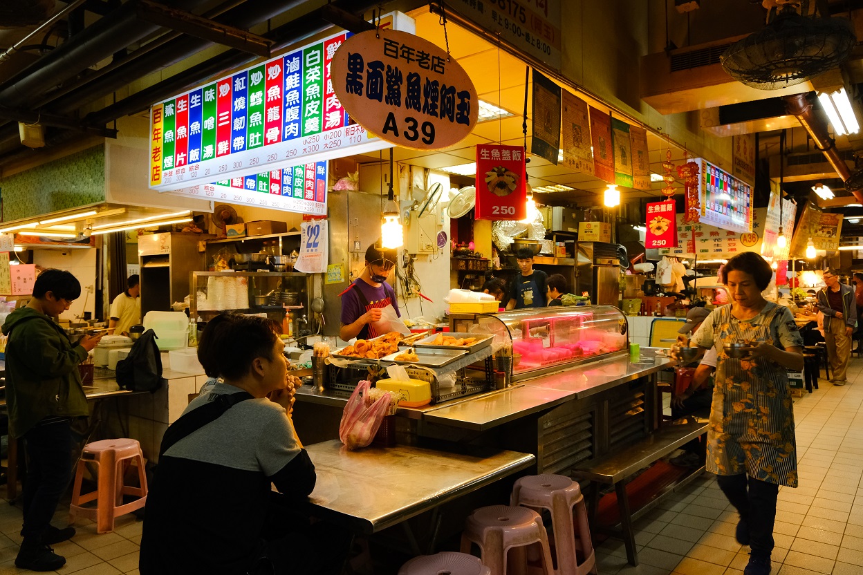 「黑面阿玉鯊魚煙」是市場最老的店，已經117年，如今傳承到第三代。