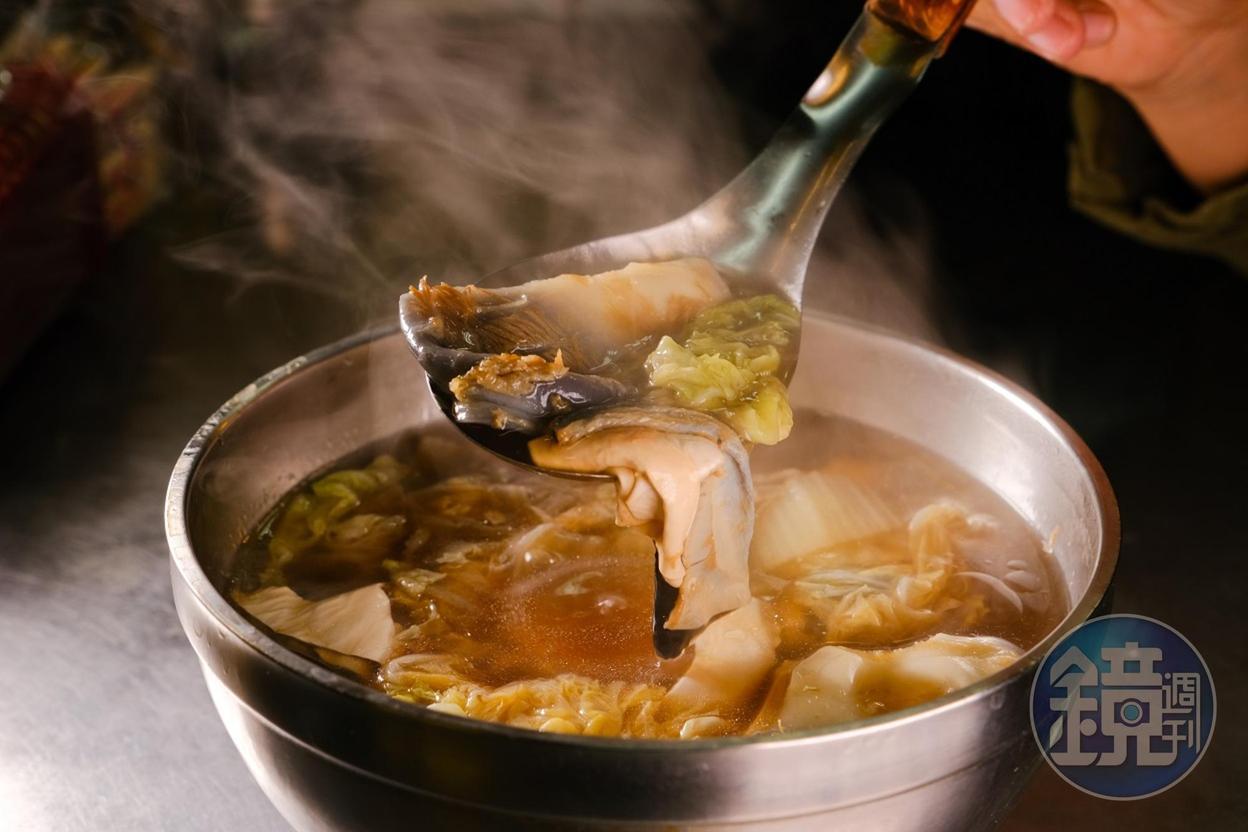 「白菜魚皮羹」屬於輕爽的羹湯,酸度十足。(250元/份)