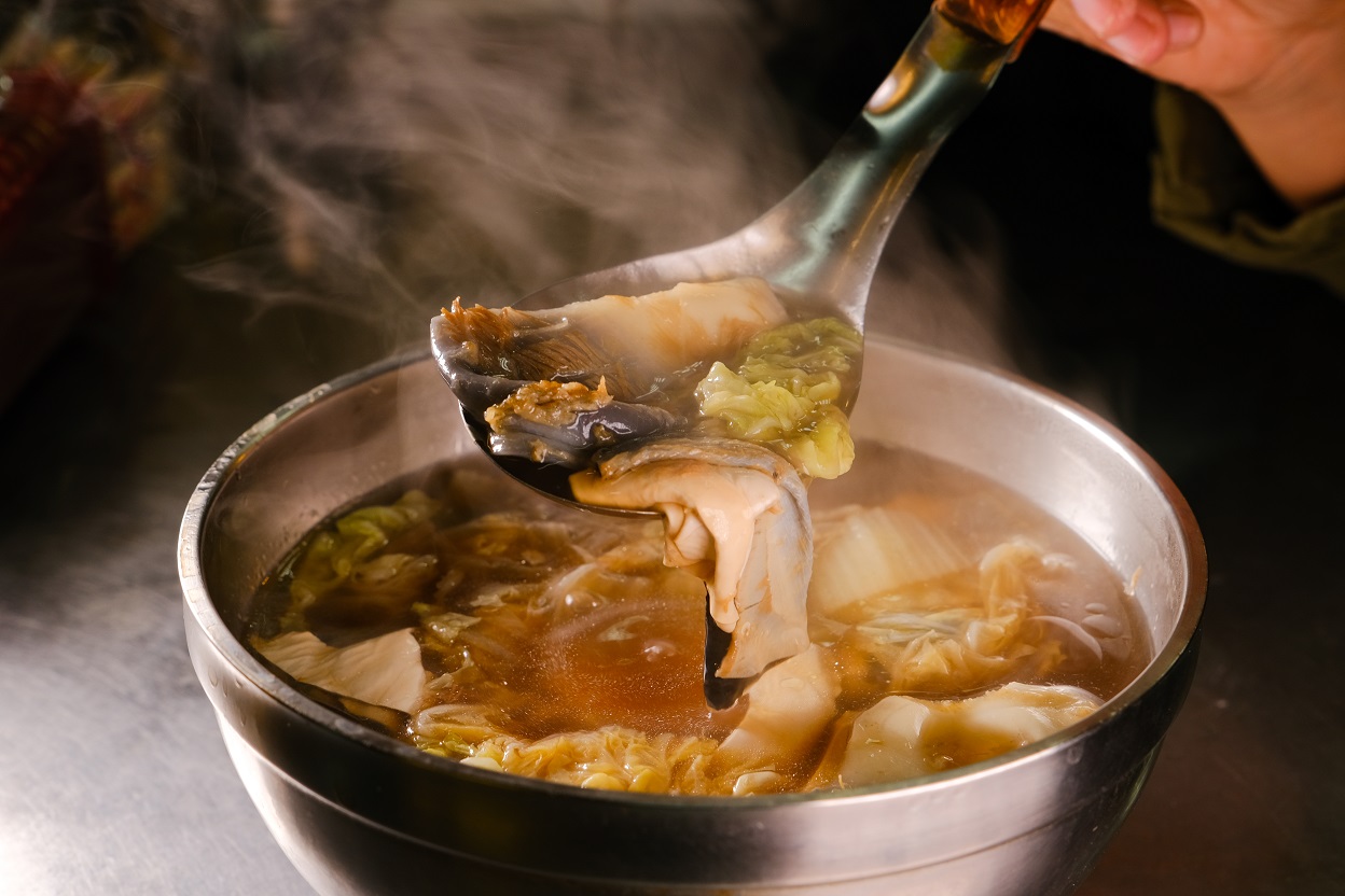 「白菜魚皮羹」屬於輕爽的羹湯，酸度十足。（250元／份）