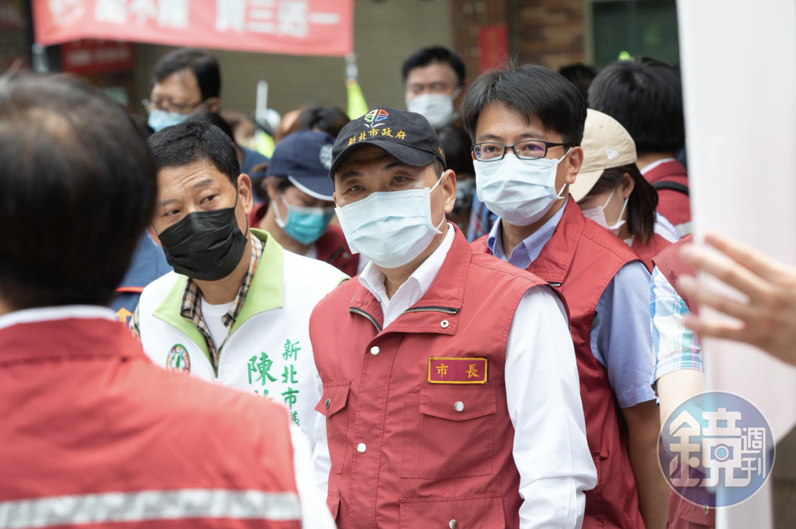 侯友宜於疫情記者會上指出,目前仍在高峰期,呼籲民眾減少外出活動,盡量待在家裡。(本刊資料照)