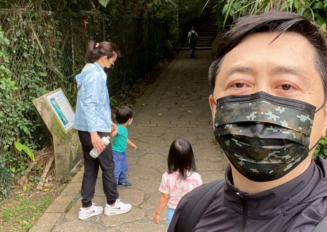 國內疫情緊張，庾澄慶還攜妻小前往虎山步道健行，令歌迷擔憂。（翻攝自Harlem Yu 庾澄慶臉書）
