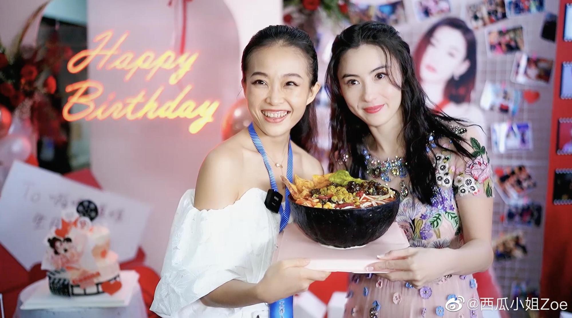 張栢芝手捧螺螄粉造型蛋糕,網友笑稱螺螄粉廠商應該找她代言。(翻攝自西瓜小姐Zoe微博)