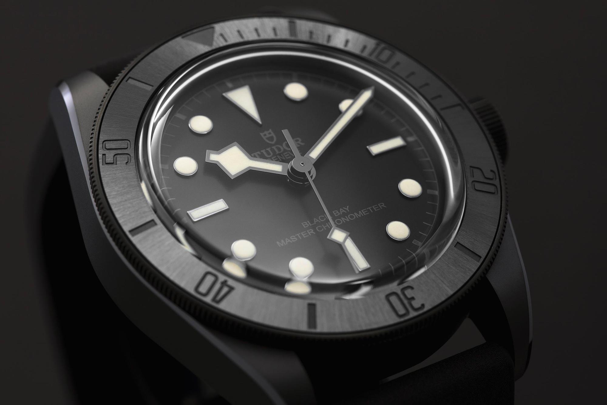 帝舵全新的Black Bay Ceramic，41mm陶瓷錶殼搭配全黑色面盤，指針與刻度採Superluminova夜光塗層。