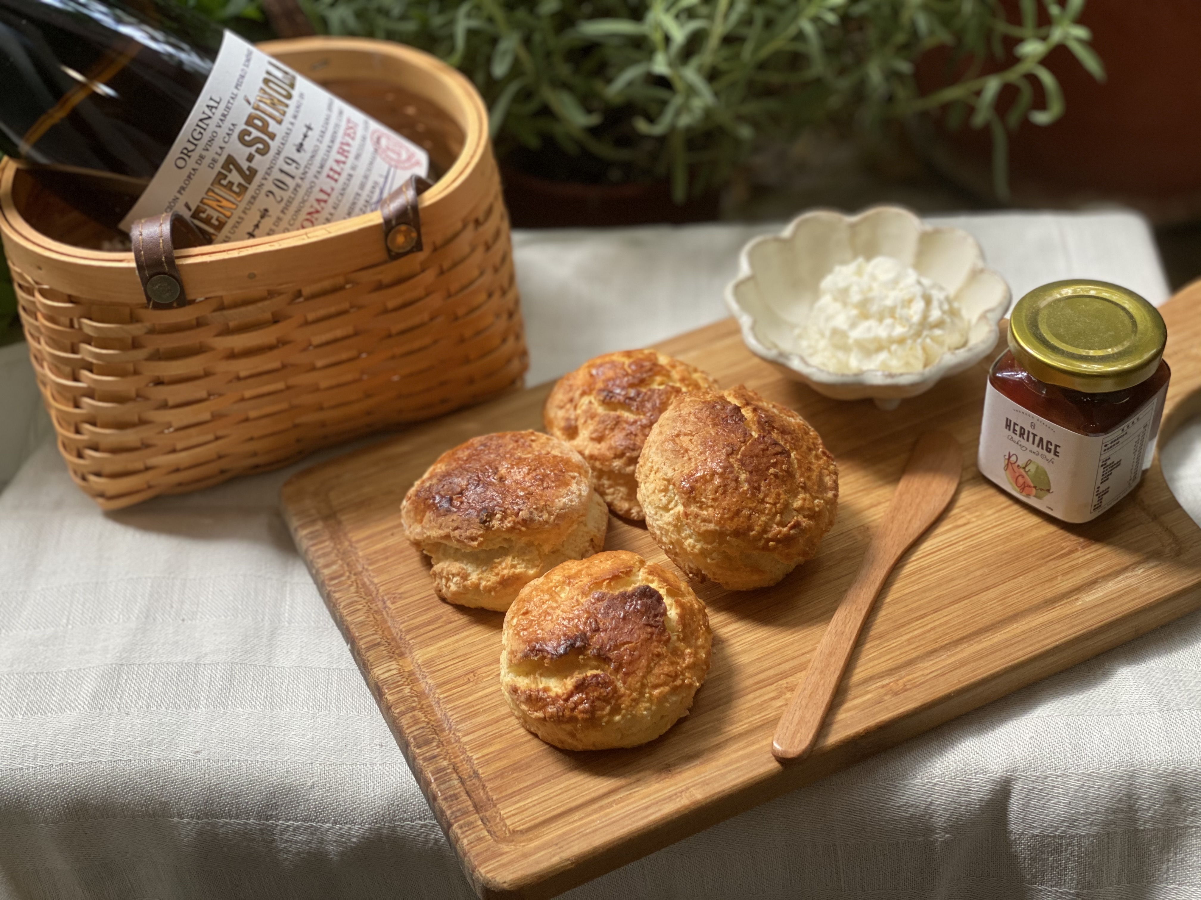 台南甜點店「Sommwhere那個那裡」隱藏版司康，回烤後充滿奶油酥香。