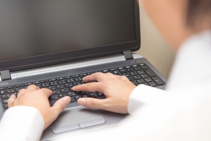 新北市中和區某公司員工爆料，公司下達「1員工確診就取消年終」指示，示意圖。（翻攝PhotoAC）