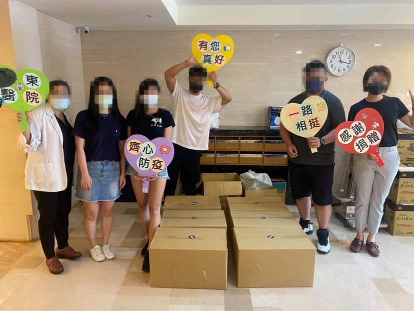 收到火鍋的醫護人員表示「很多人十幾個小時就吃這一餐」，相當感動店家超暖的「支援前線」。（翻攝自「我是板橋人」臉書）