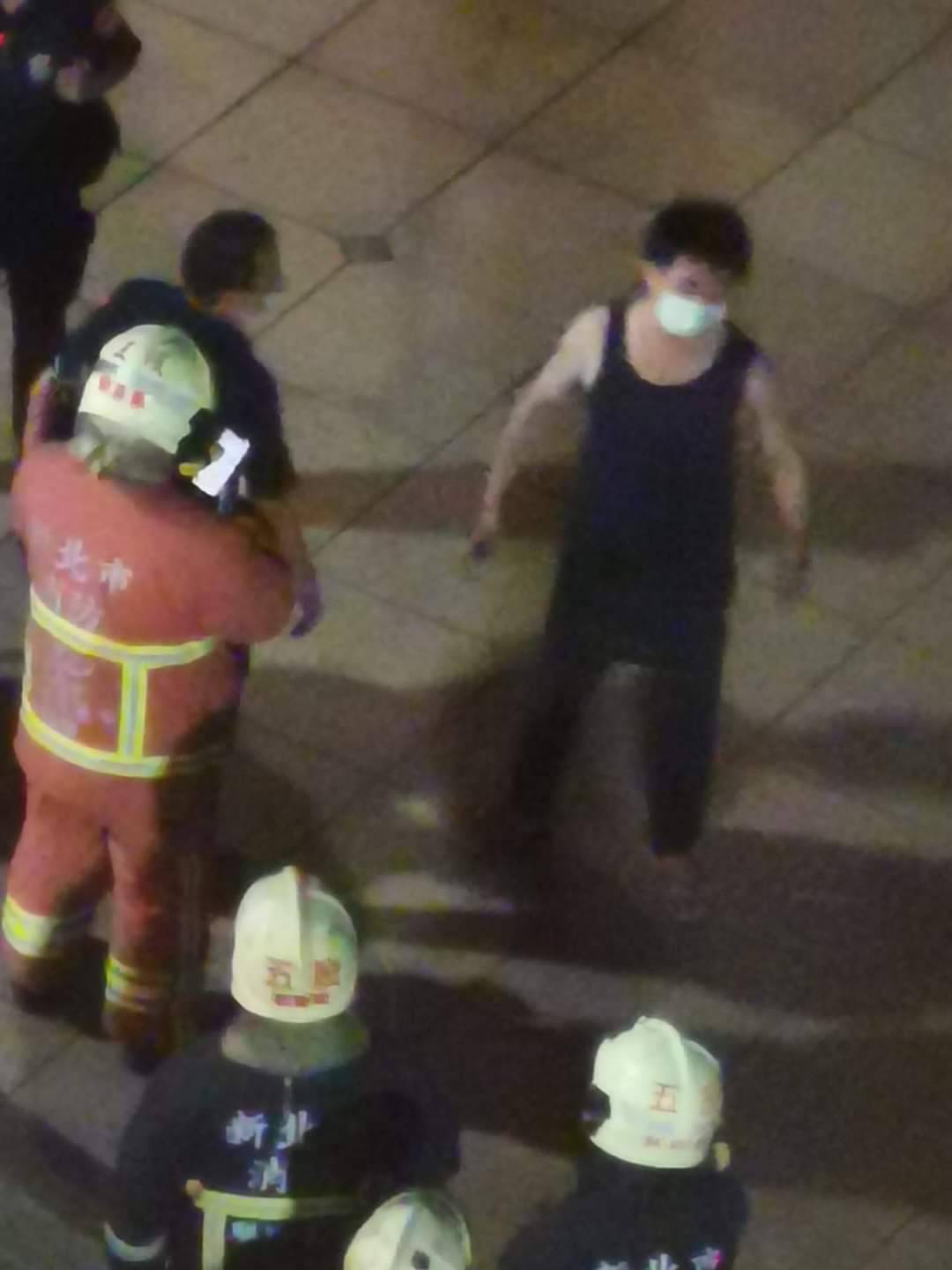 男子自行坐電梯下樓，警消好言相勸。（翻攝我是五股人臉書）