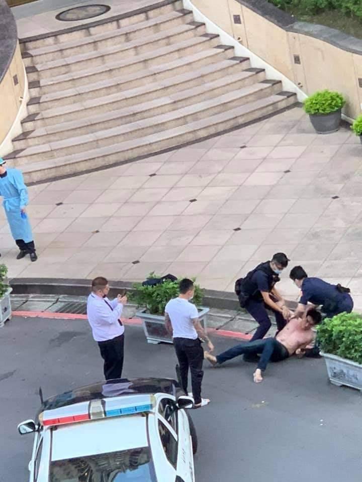 男子在天亮時又報警，警消只好將他制服。（翻攝我是五股人臉書）