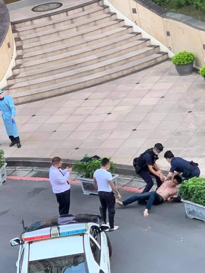 男子在天亮時又報警，警消只好將他制服。（翻攝我是五股人臉書）