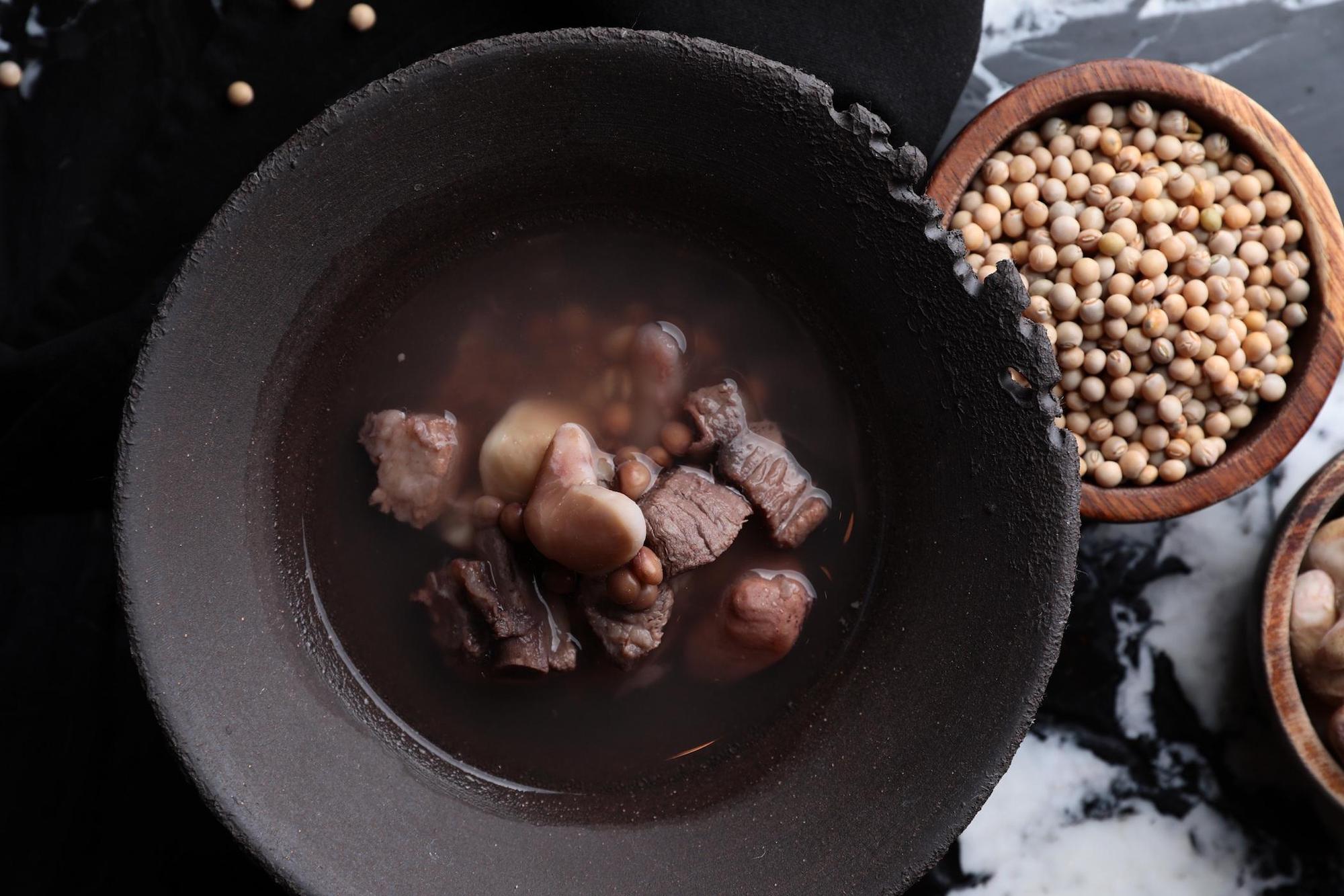 「勇士樹豆菱角小排湯」等同魯凱族部落的精力湯，湯頭醇厚。（永豐餘生技Green & Safe提供）