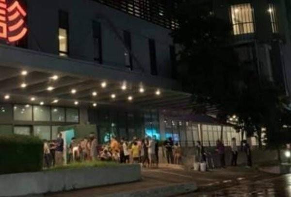 由於該養生會館出現確診者，不但有40位消費男客須即刻到院篩檢，也引發當地民眾不安，在醫院排隊等篩檢。（翻攝自「彰化踢爆網」臉書）