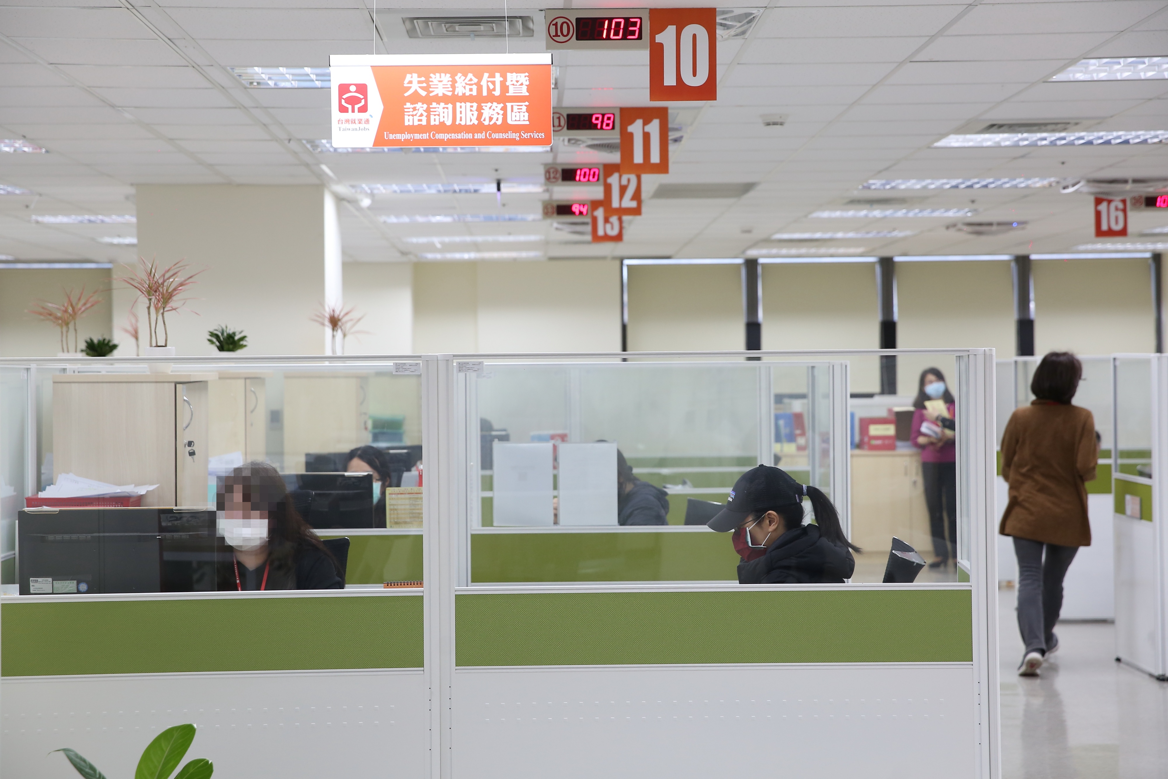 三級警戒延長至6月14日，有不少民眾因此失業。（示意圖，本刊資料照）