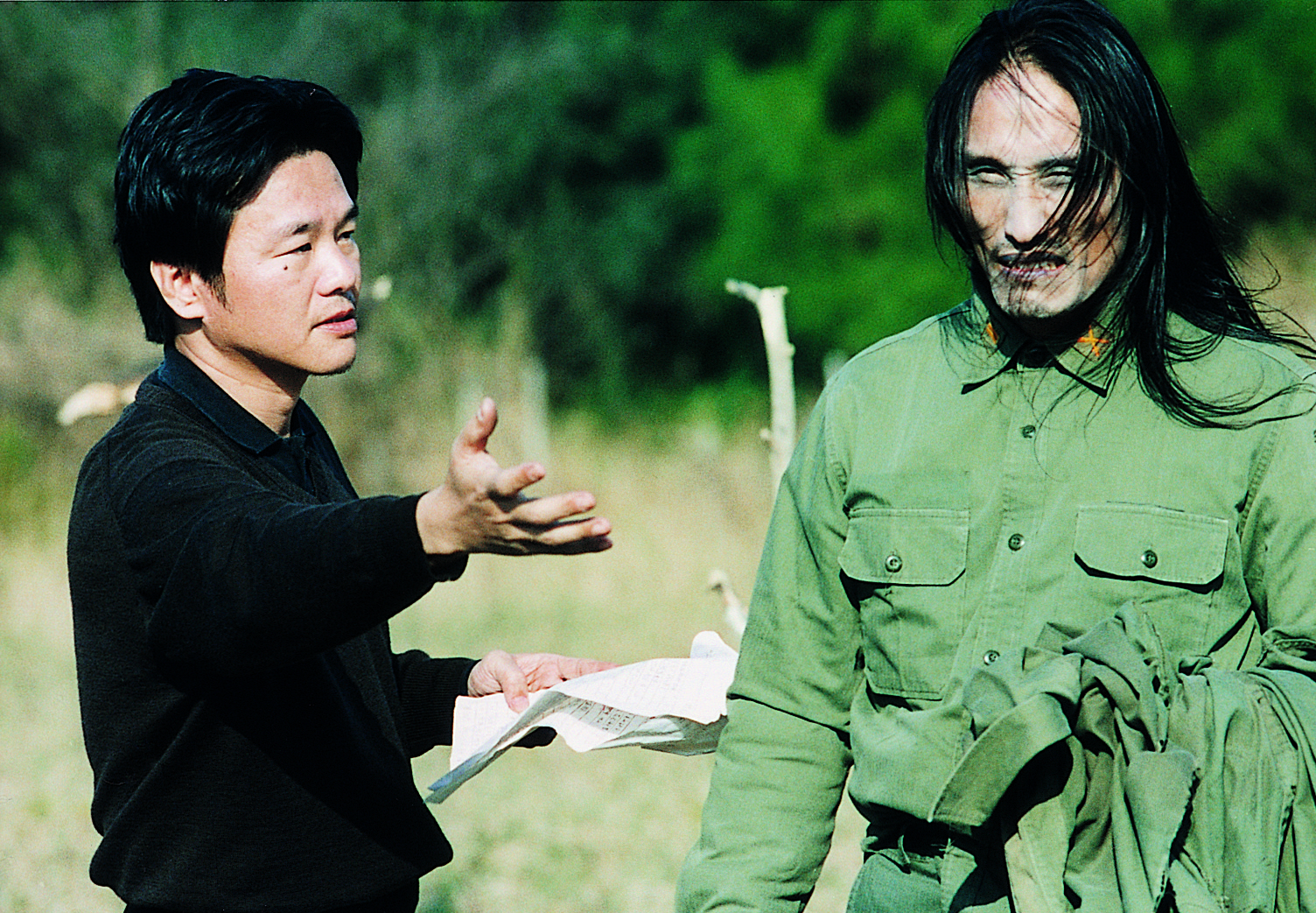 黃明川（左）在電影《寶島大夢》拍攝現場。（黃明川提供）