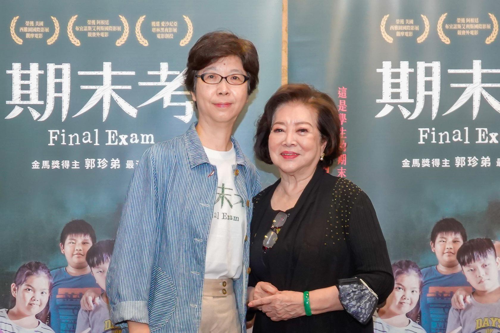 金馬影后陳淑芳(左)力推該片,希望疫情過後大家都能進戲院看電影。(海鵬提供)