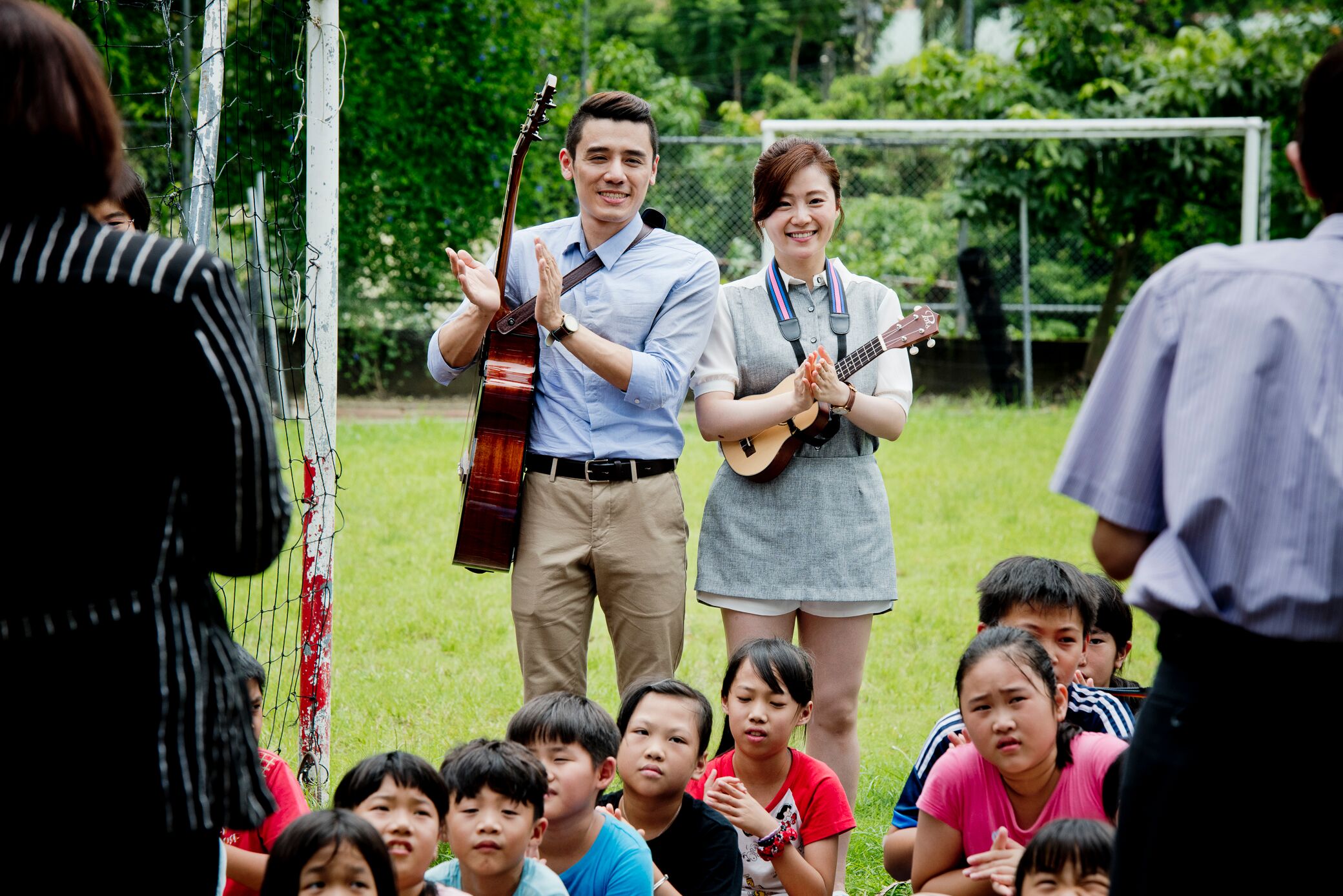 邱志宇與楊小黎演出老師為了保住工作，要拜託家長讓學生來上學的辛酸，兩人還演唱了電影主題曲。（海鵬提供）