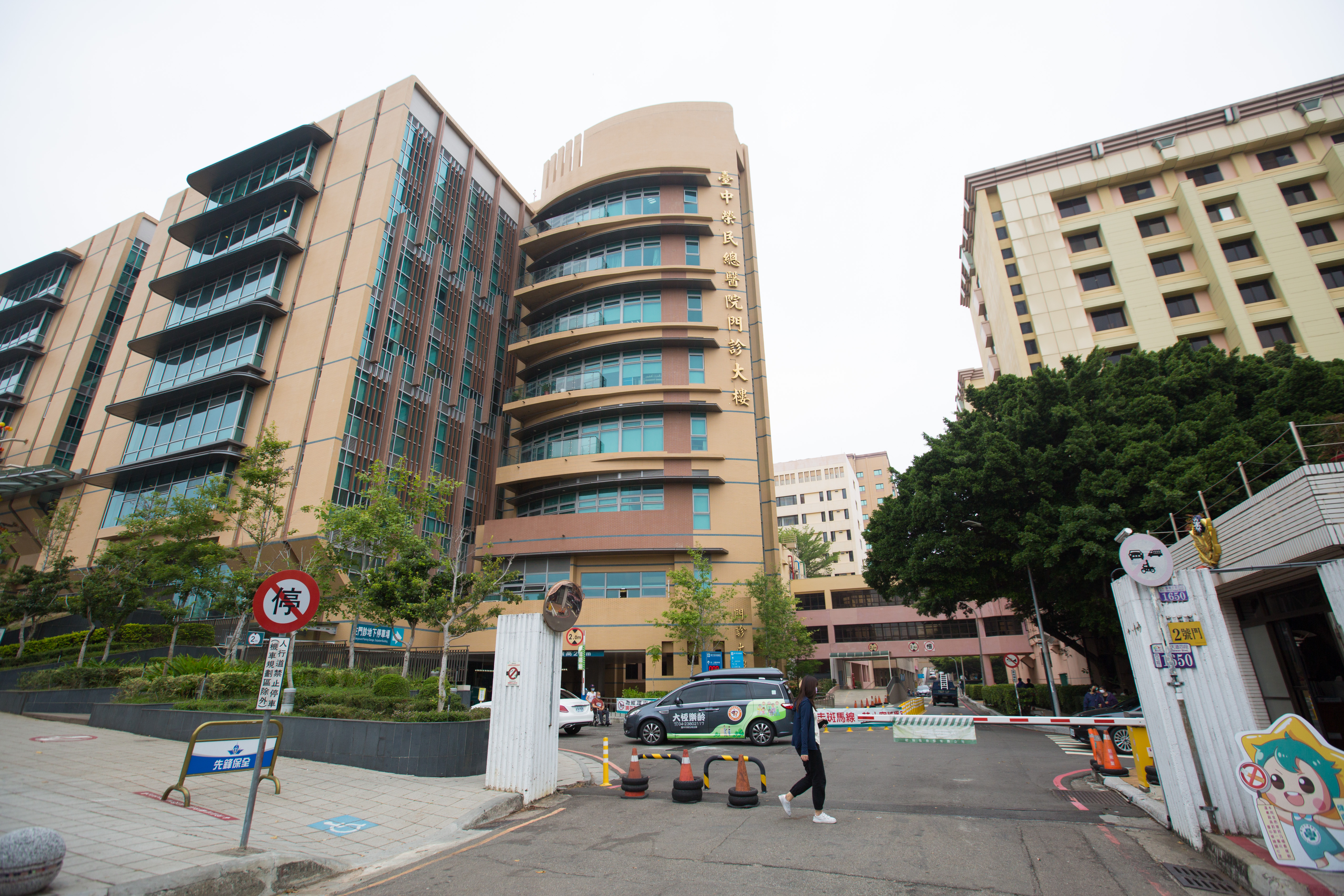 全台醫院因應武漢肺炎疫情開設專責病房，台中榮總也幫忙負擔北部的病患。（本刊資料照）