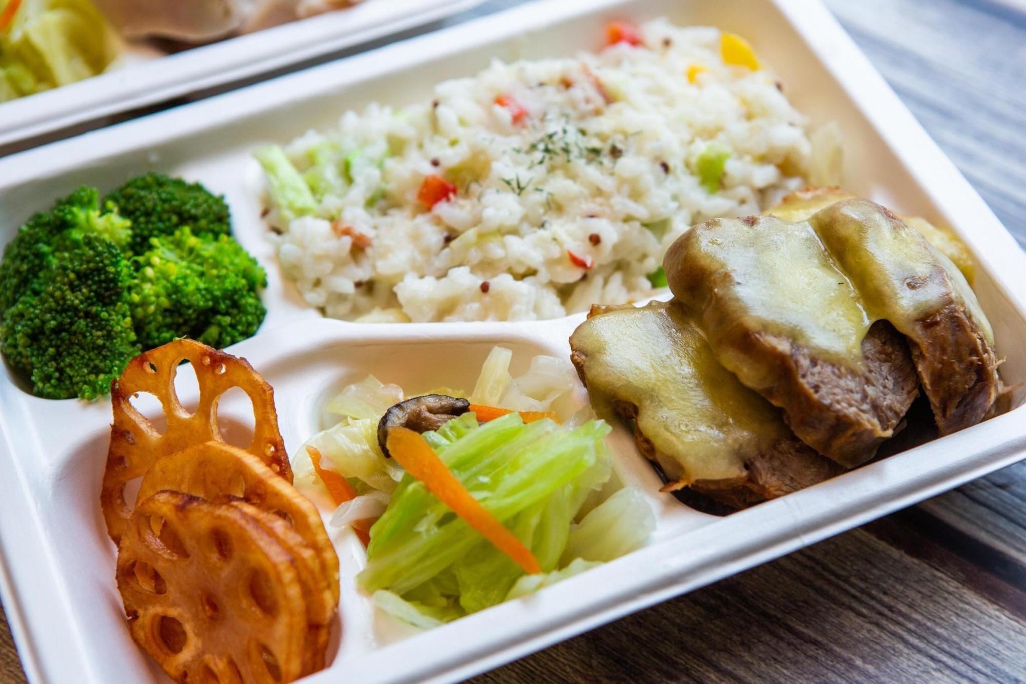 福容花蓮店大受好評的「燉飯的誘惑」也推出外帶餐盒,搶攻外帶市場。(福容大飯店提供)