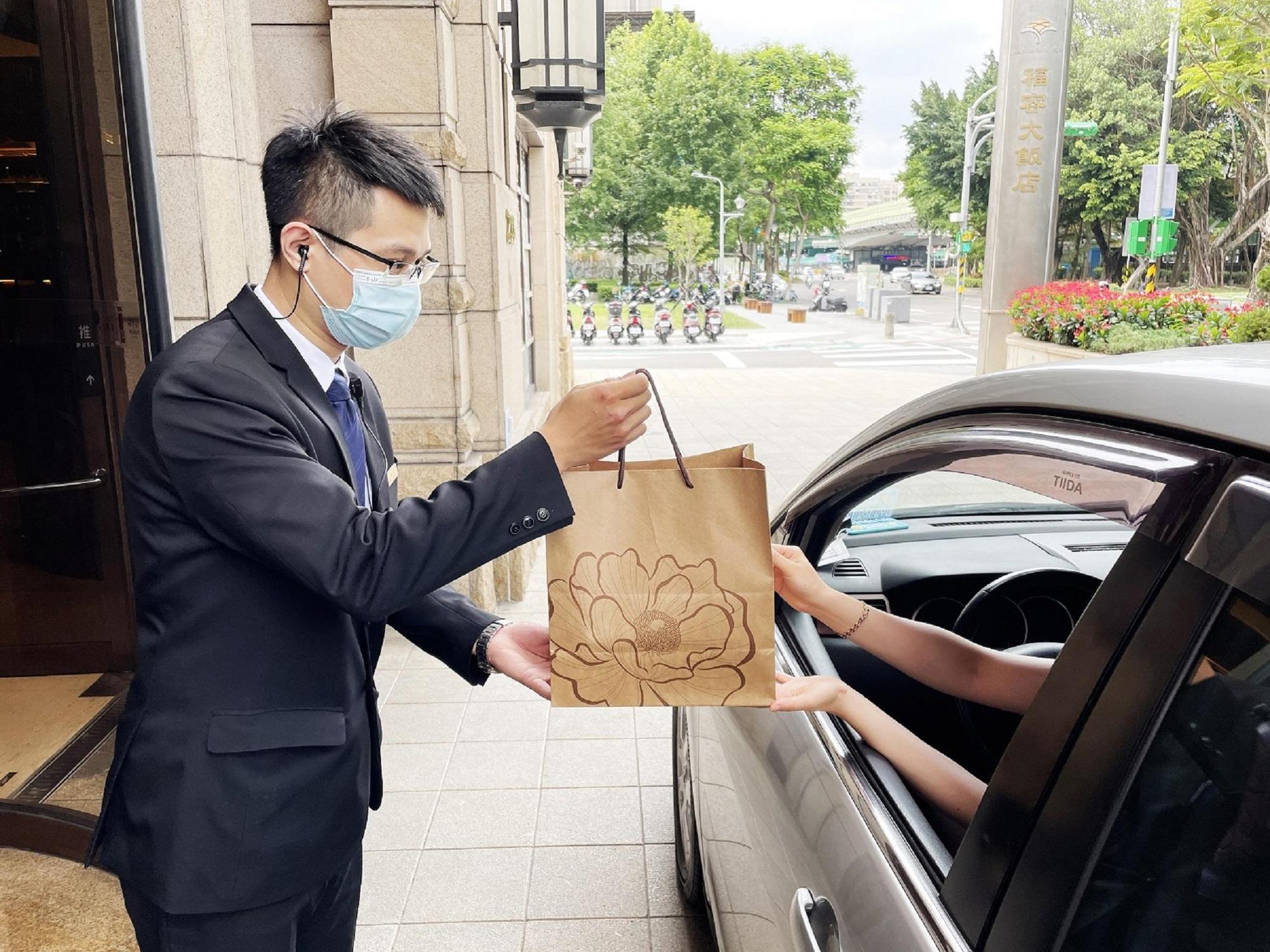 福容台北一館推出免下車取餐服務,安心又方便。(福容大飯店提供)