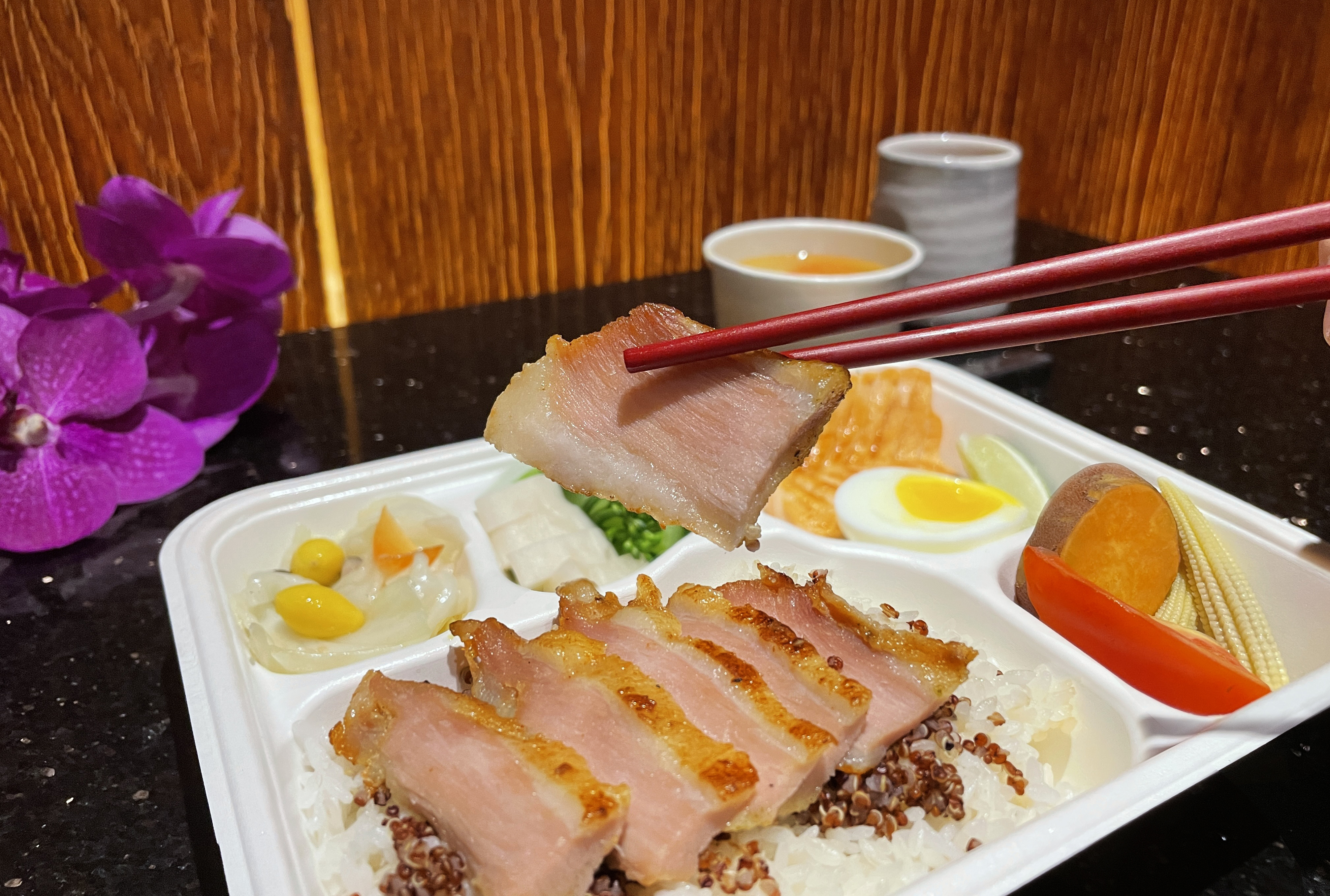 福容台北一館的雙主菜星級便當，舒肥松阪豬配鮭魚菲力海鹽燒價格為200元。（福容大飯店提供）